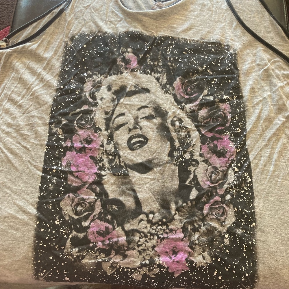 Woman Marilyn Monroe shirt size XL